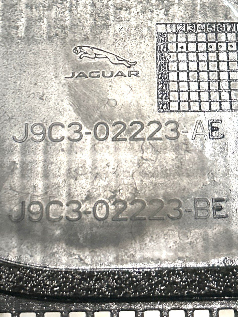 Rivestimento / Griglia Tergicristallo Jaguar E - Pace 2.0 Diesel (2017 > ) cod.J9C3 - 02223 - BE - F&P CRASH SRLS - Ricambi Usati