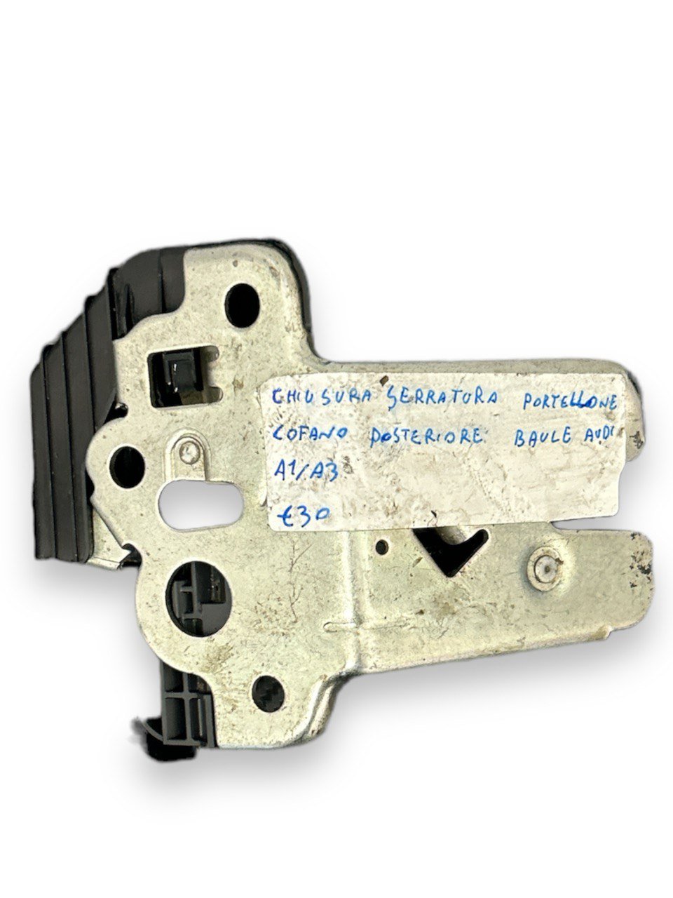 Serratura / Chiusura Portellone / Cofano / Baule / Bagagliaio Posteriore Audi A1 (8X1) / Audi A3 / Audi A6 (C7) / Audi A4 (8K5) / Audi A4 (B8) / Audi A4 (8K2) / Audi A5 (8TA) / Audi Q3 (2010 al 2017) cod.8K9827505A - F&P CRASH SRLS - Ricambi Usati