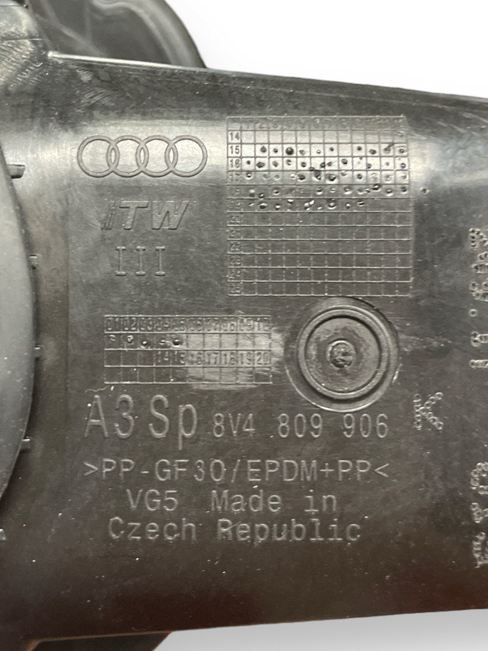 Sportello Carburante Grigio con Tappo Audi A3 8V (2012 AL 2020) cod: 8V4809906 - F&P CRASH SRLS - Ricambi Usati